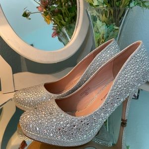 Like new De Blossom Collection worn one time, silver diamondy look very comfy